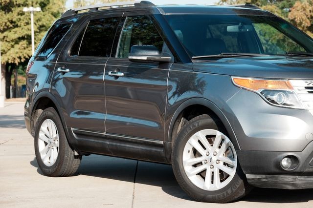 Ford Explorer Vehicle Full-screen Gallery Image 03