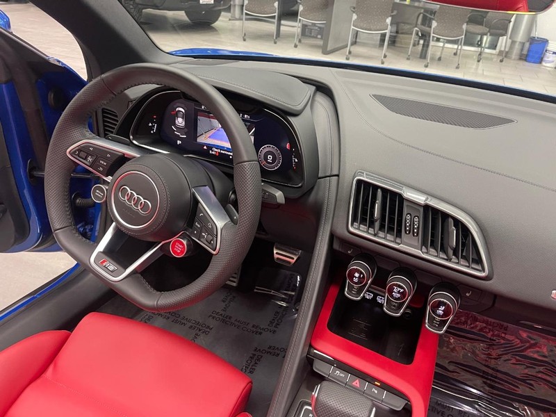 Audi R8 Spyder Vehicle Image 15