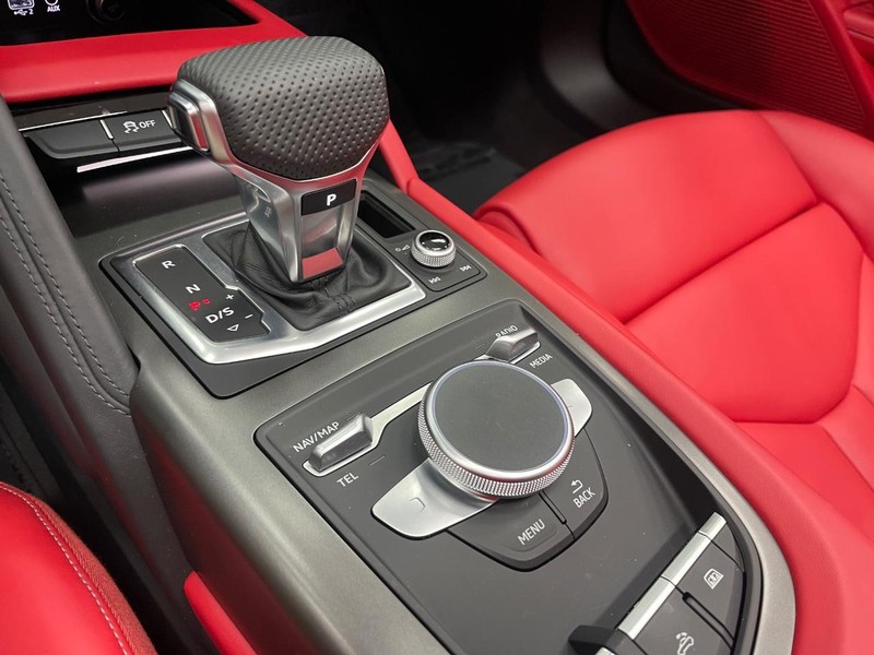 Audi R8 Spyder Vehicle Image 25