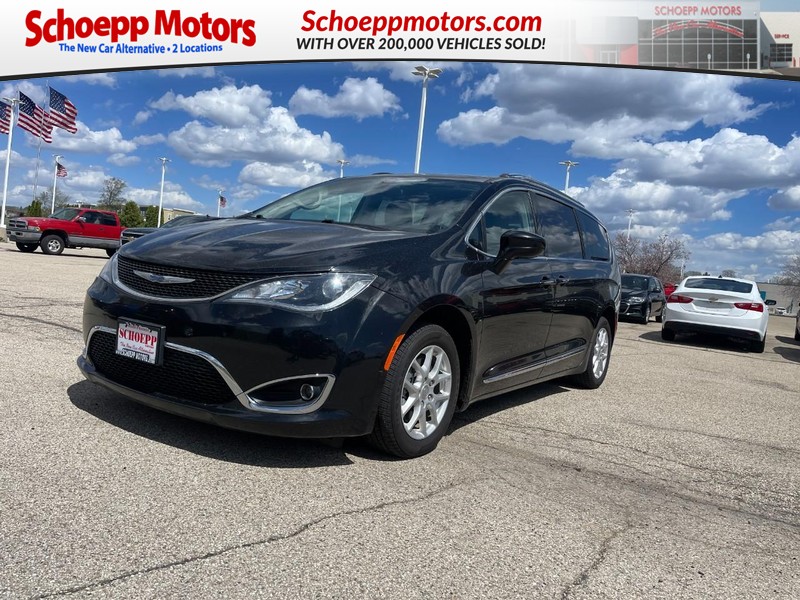 The 2020 Chrysler Pacifica Touring L photos