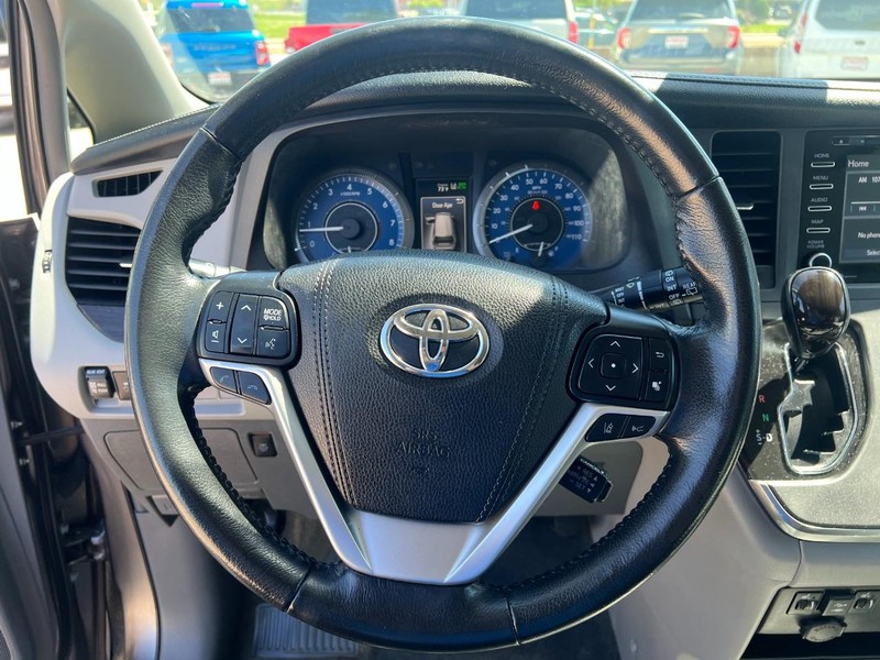 2018 Toyota Sienna XLE photo
