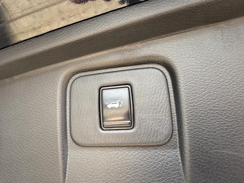 Nissan Murano Vehicle Image 15