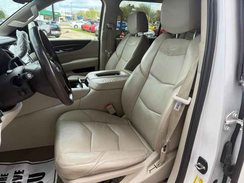 Cadillac Escalade ESV Vehicle Image 09