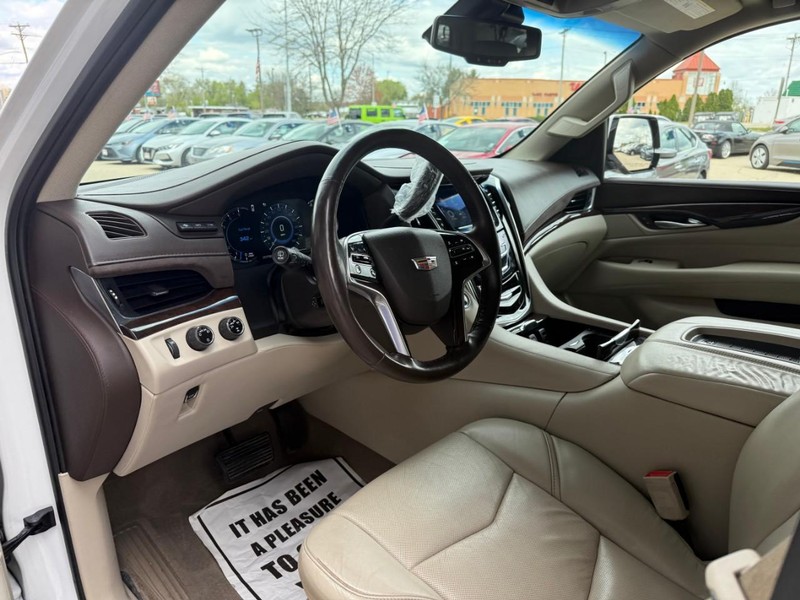Cadillac Escalade ESV Vehicle Image 10