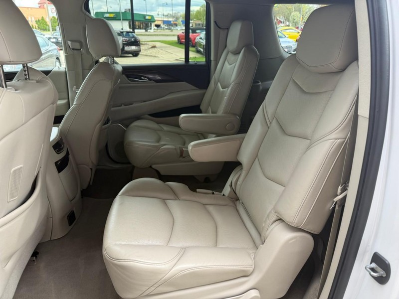 Cadillac Escalade ESV Vehicle Image 11