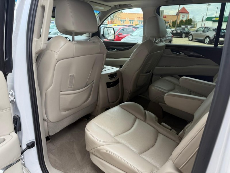 Cadillac Escalade ESV Vehicle Image 12