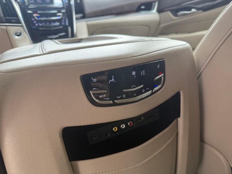Cadillac Escalade ESV Vehicle Image 13