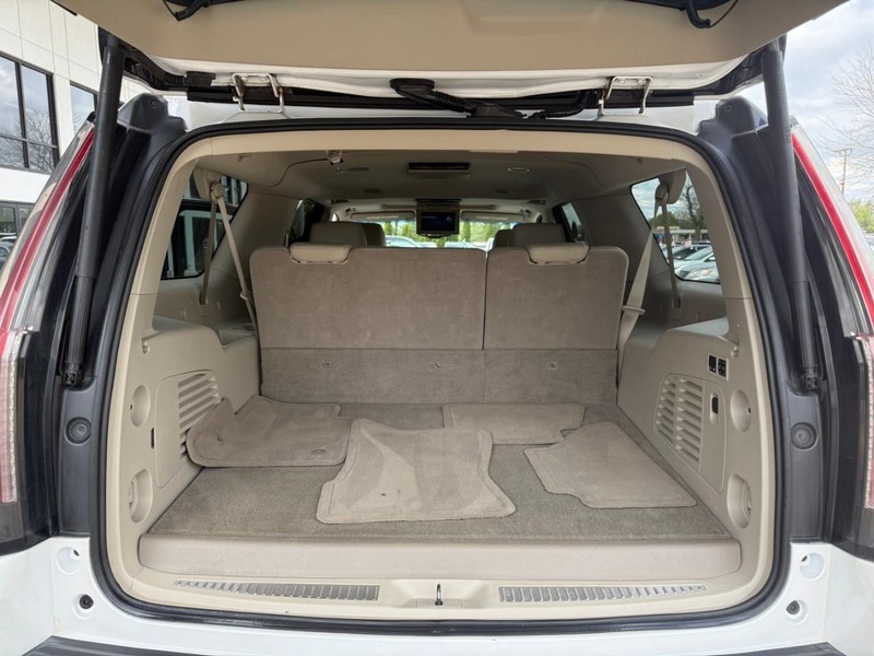 Cadillac Escalade ESV Vehicle Image 15