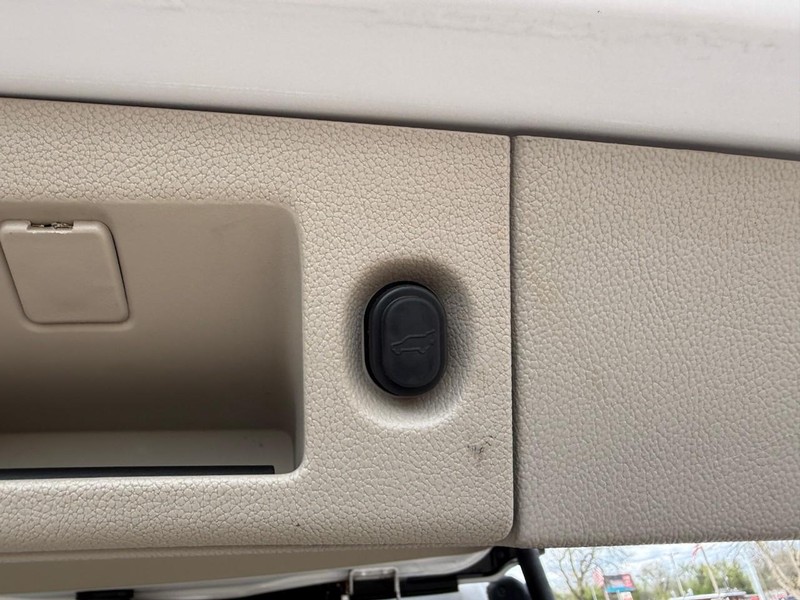 Cadillac Escalade ESV Vehicle Image 16