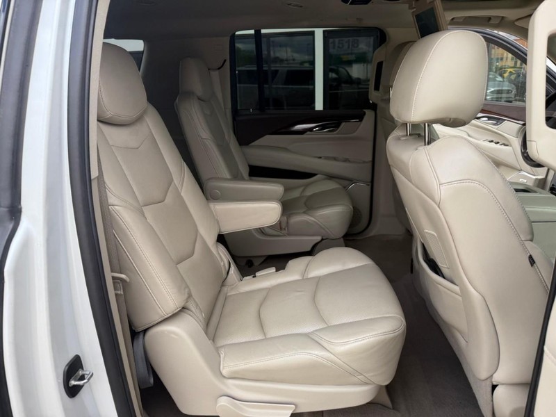 Cadillac Escalade ESV Vehicle Image 17