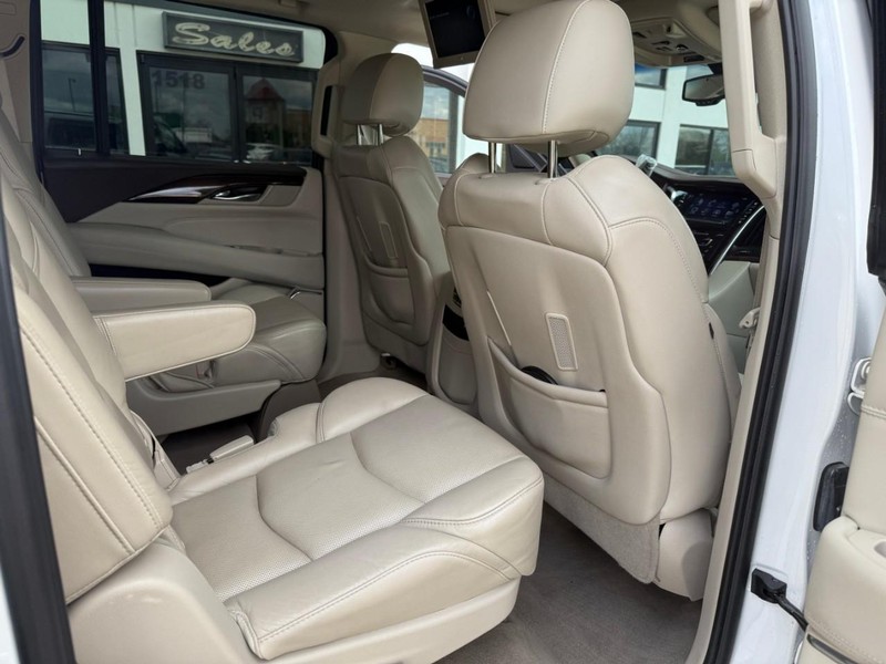 Cadillac Escalade ESV Vehicle Image 18