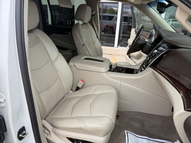 Cadillac Escalade ESV Vehicle Image 19
