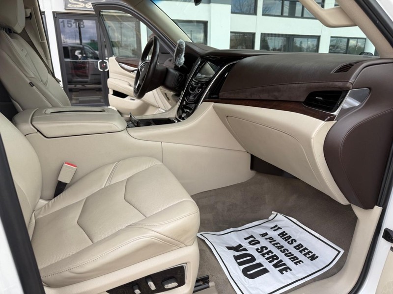 Cadillac Escalade ESV Vehicle Image 20