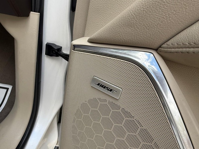 Cadillac Escalade ESV Vehicle Image 21