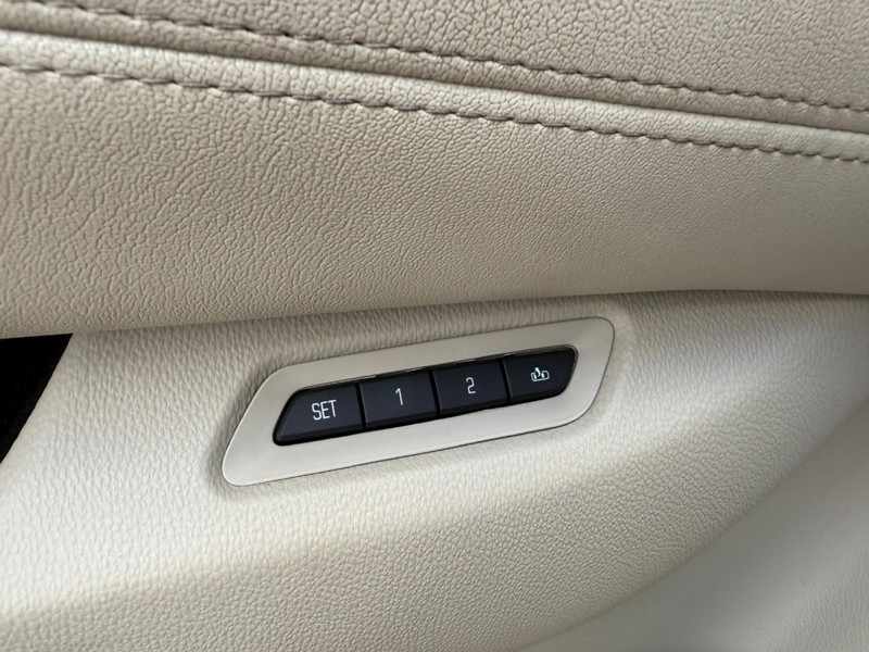 Cadillac Escalade ESV Vehicle Image 22
