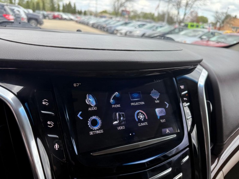 Cadillac Escalade ESV Vehicle Image 30