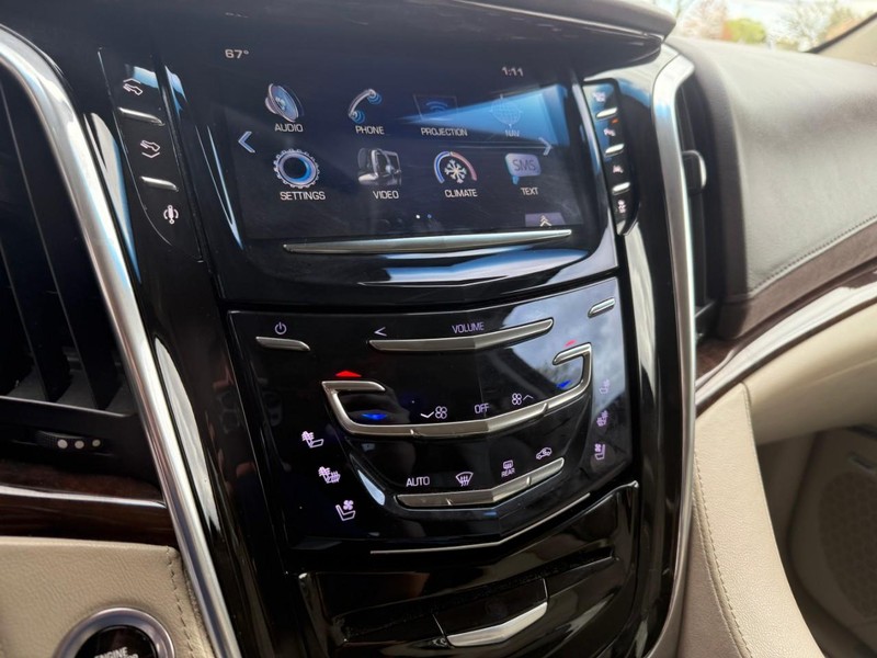 Cadillac Escalade ESV Vehicle Image 31
