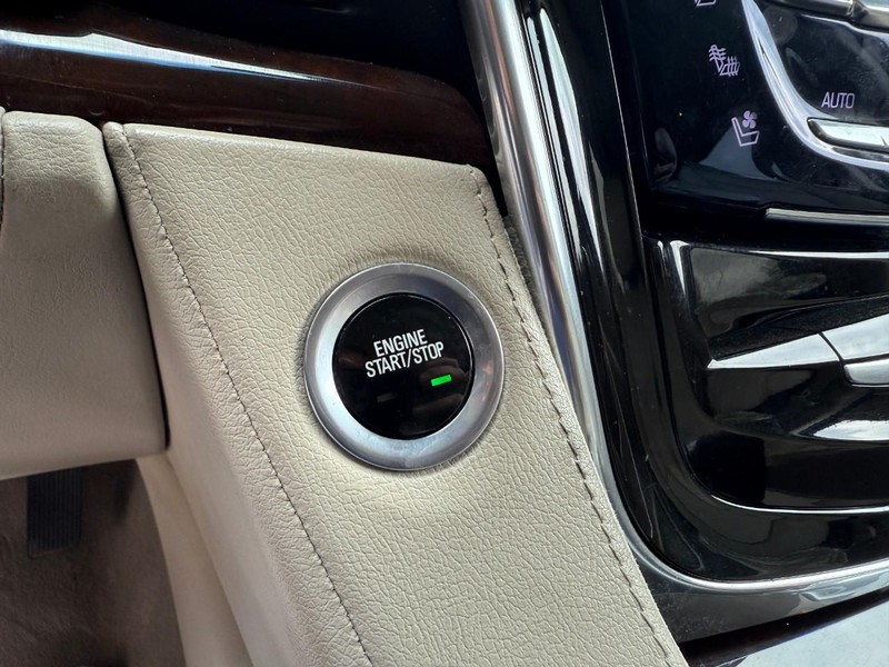 Cadillac Escalade ESV Vehicle Image 32