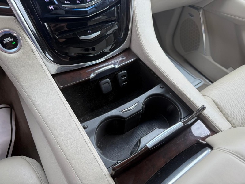 Cadillac Escalade ESV Vehicle Image 33