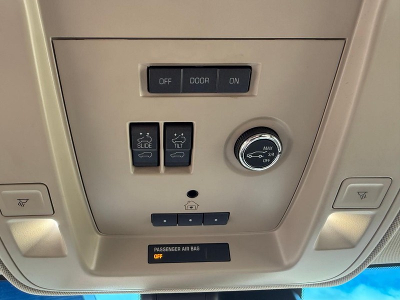 Cadillac Escalade ESV Vehicle Image 35