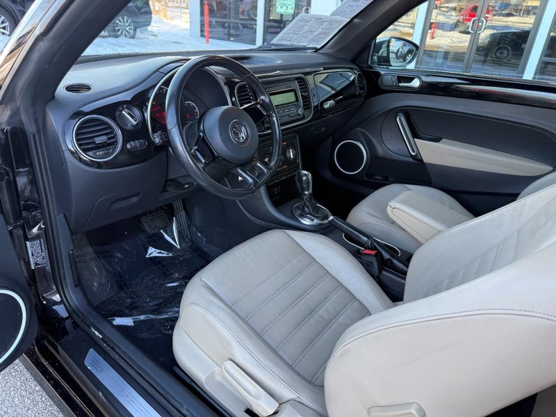 Volkswagen Beetle Convertible Vehicle Image 10