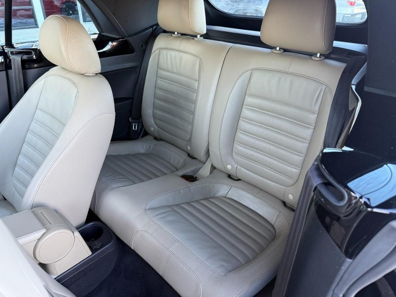 Volkswagen Beetle Convertible Vehicle Image 11