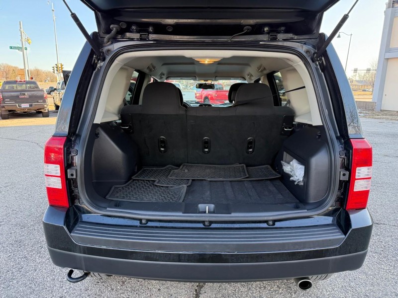 Jeep Patriot Vehicle Image 13