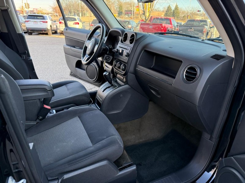 Jeep Patriot Vehicle Image 17