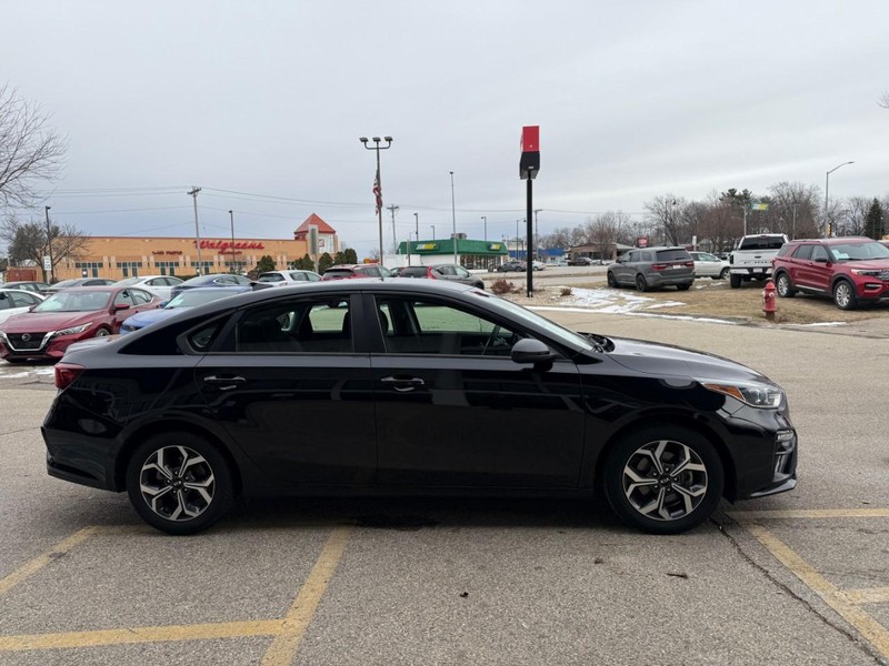 Kia Forte Vehicle Image 04