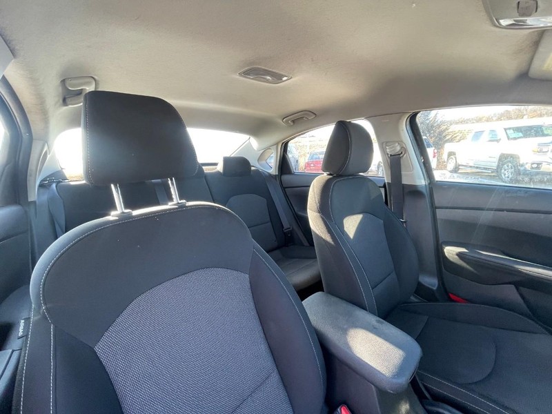 Kia Forte Vehicle Image 04