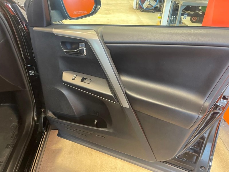 Toyota RAV4 Vehicle Image 12