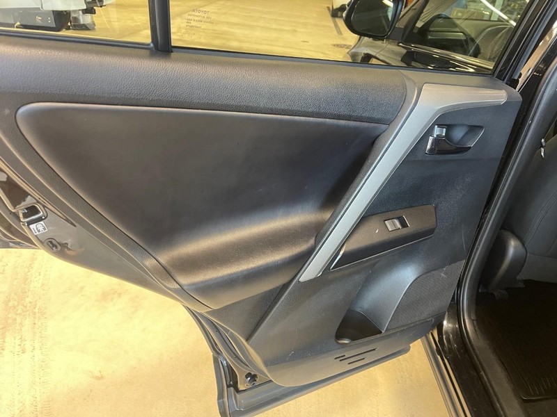 Toyota RAV4 Vehicle Image 18