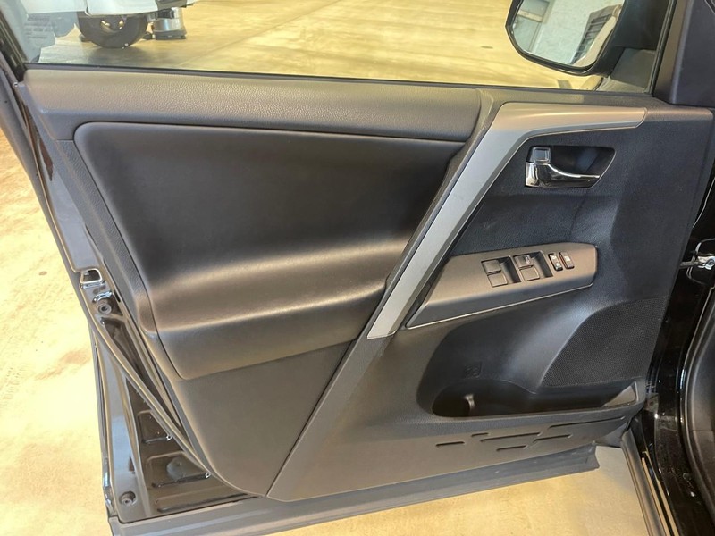 Toyota RAV4 Vehicle Image 21