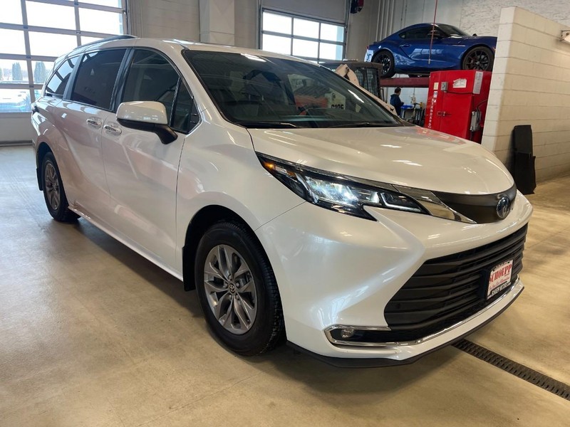 Toyota Sienna Vehicle Image 02