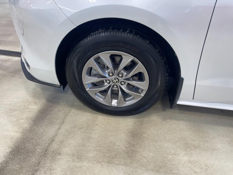 Toyota Sienna Vehicle Image 05