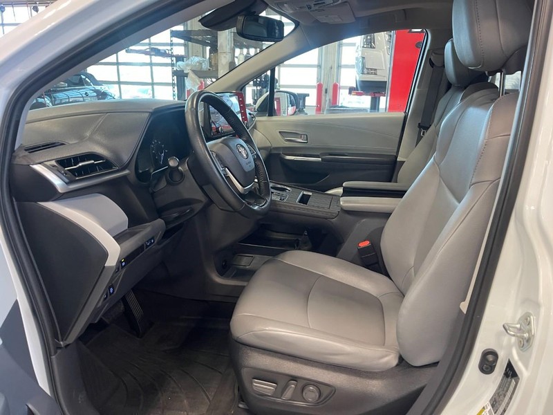 Toyota Sienna Vehicle Image 19