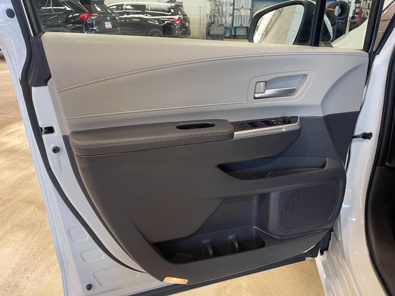 Toyota Sienna Vehicle Image 20