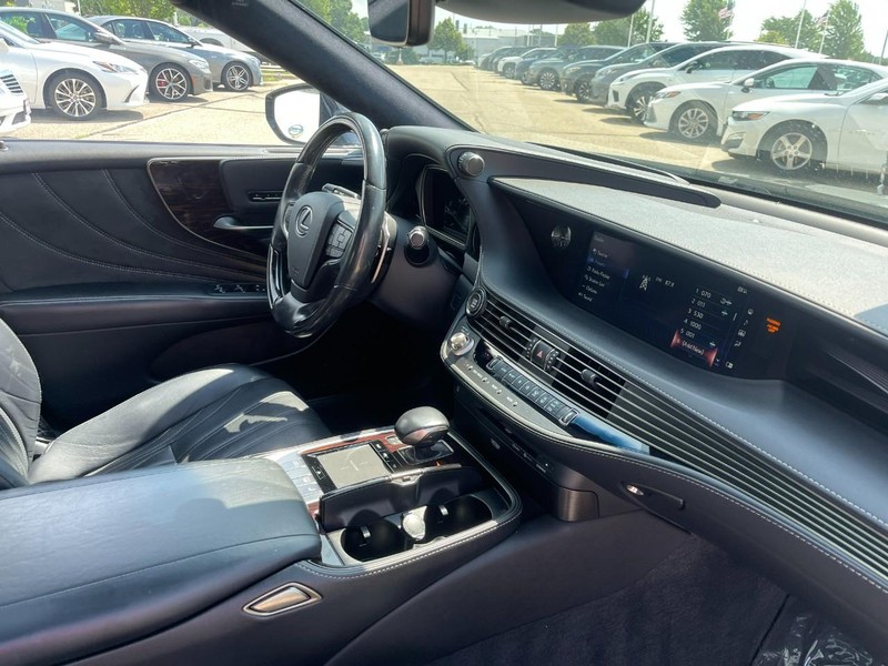 Lexus LS Vehicle Image 09