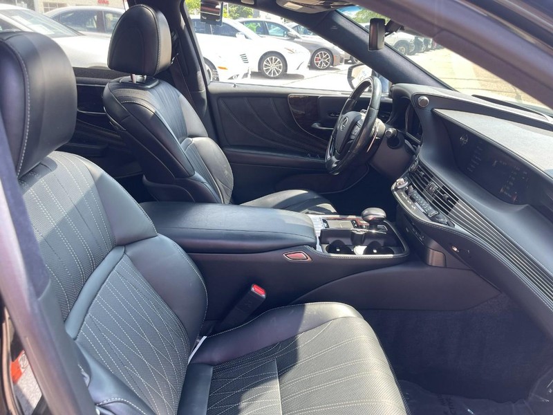 Lexus LS Vehicle Image 11