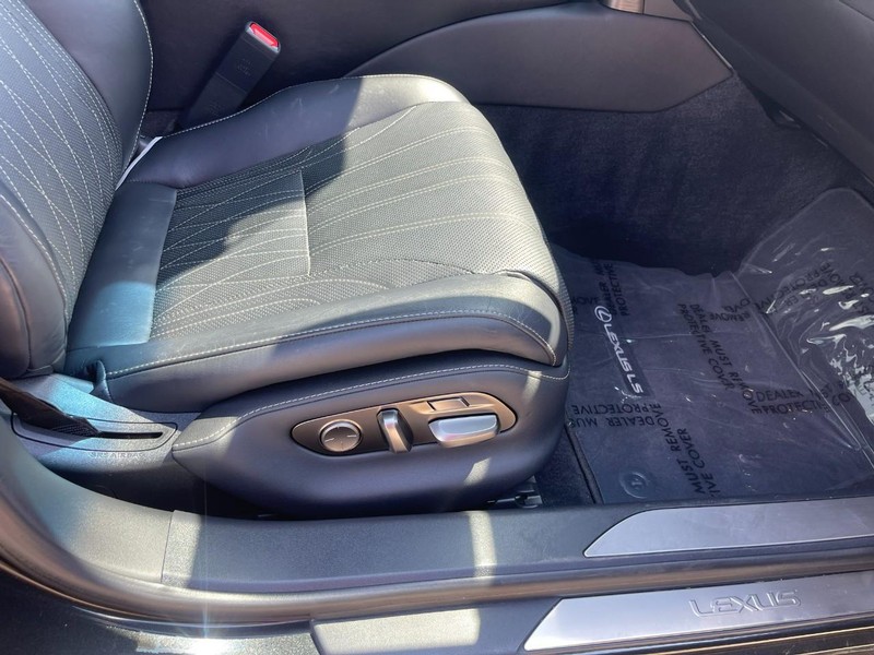 Lexus LS Vehicle Image 12