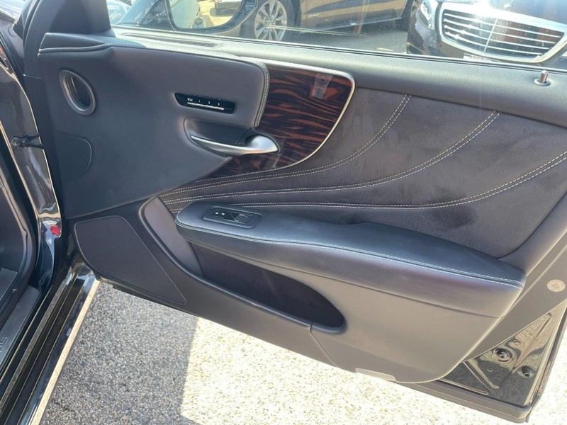 Lexus LS Vehicle Image 13