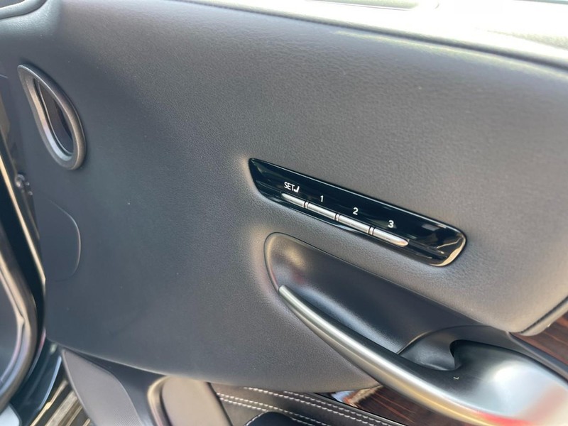 Lexus LS Vehicle Image 14