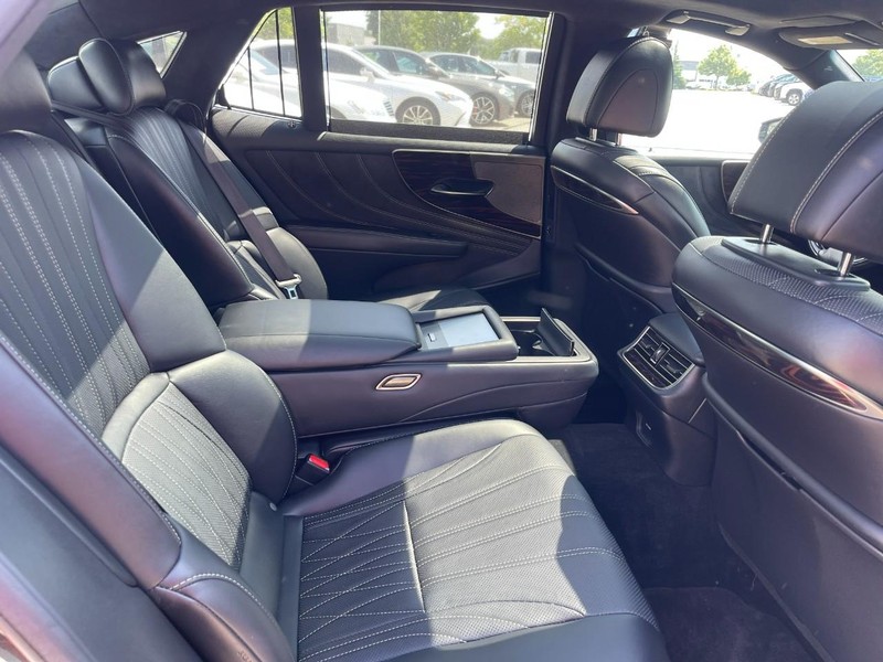 Lexus LS Vehicle Image 15
