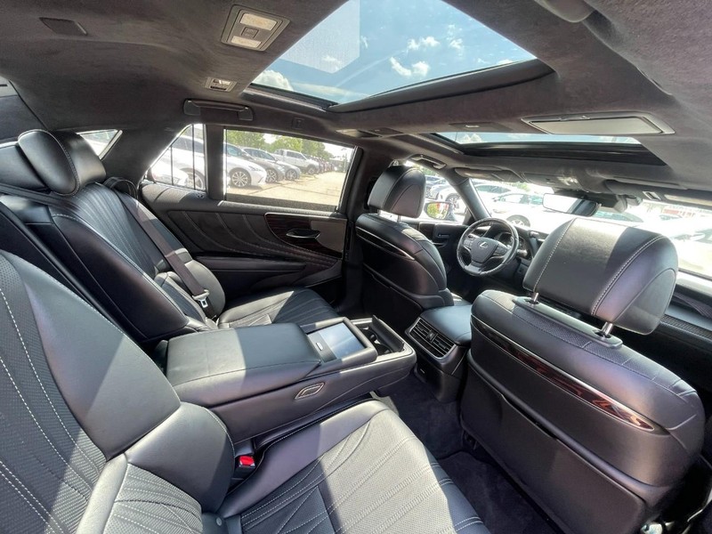 Lexus LS Vehicle Image 16
