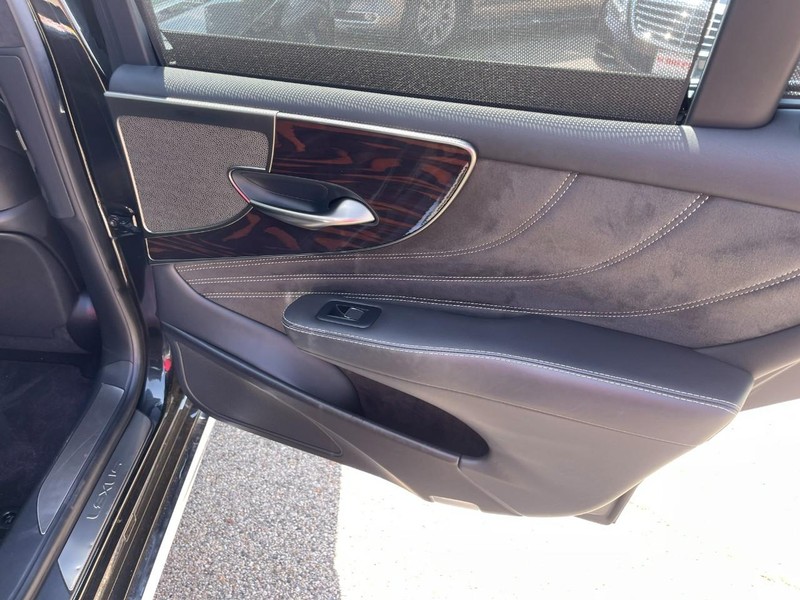 Lexus LS Vehicle Image 17