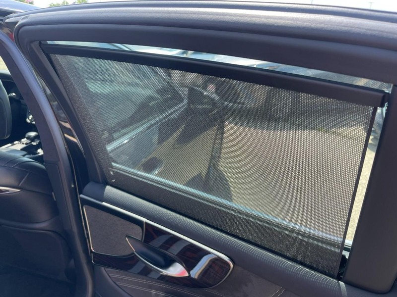 Lexus LS Vehicle Image 18