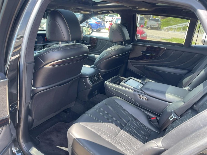 Lexus LS Vehicle Image 21