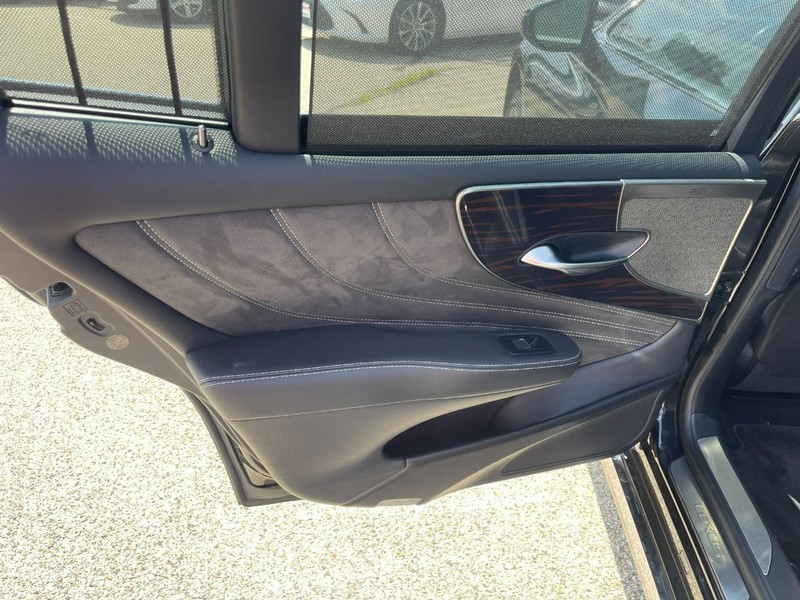 Lexus LS Vehicle Image 22
