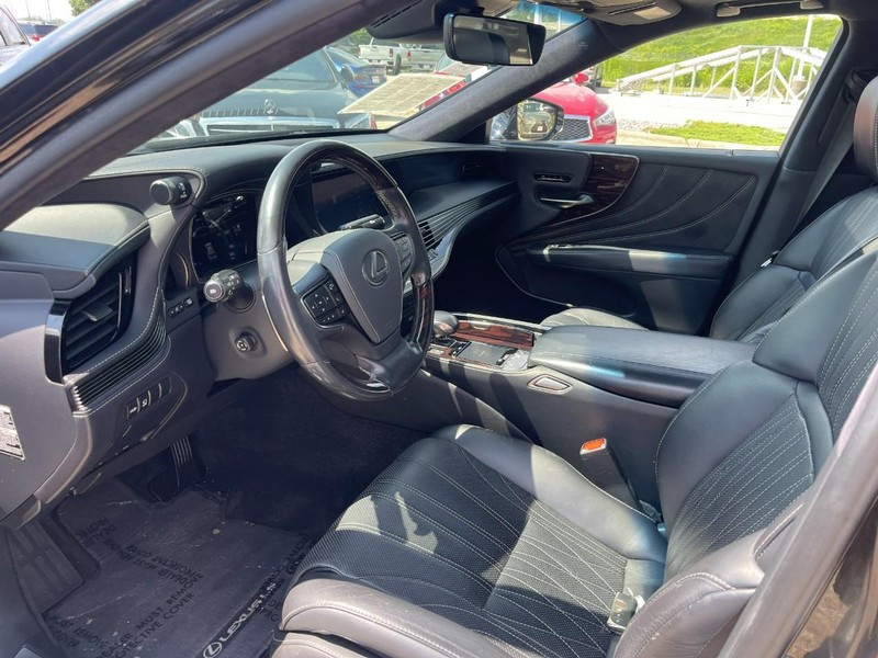Lexus LS Vehicle Image 23