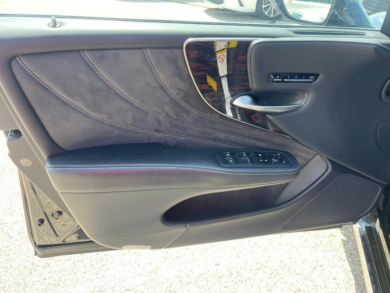Lexus LS Vehicle Image 25